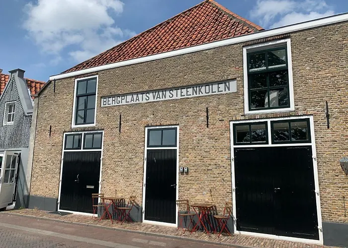 Pakhuis Aan De Haven - Stuurboord